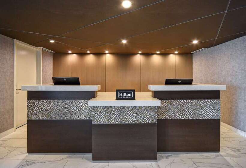 هتل Doubletree By Hilton St. Louis Airport