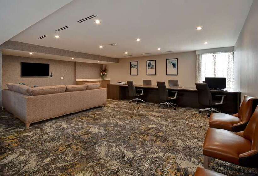 هتل Doubletree By Hilton St. Louis Airport