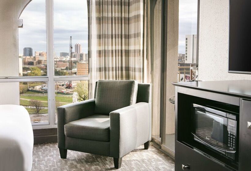 هتل Doubletree By Hilton Dallas   Market Center