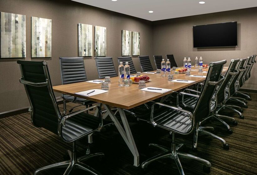 هتل Doubletree By Hilton Dallas   Market Center