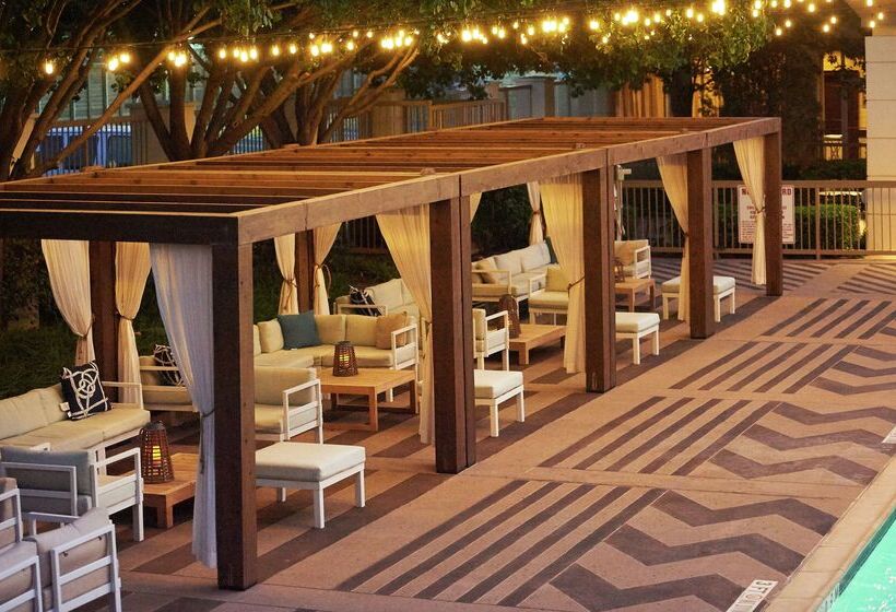 هتل Doubletree By Hilton Dallas   Market Center