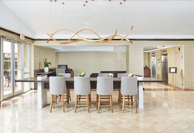هتل Doubletree By Hilton Dallas   Market Center