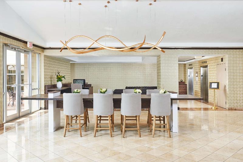 هتل Doubletree By Hilton Dallas   Market Center