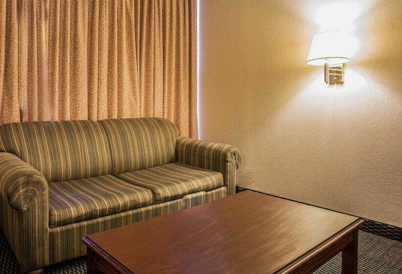 هتل Econo Lodge Inn & Suites Lumberton