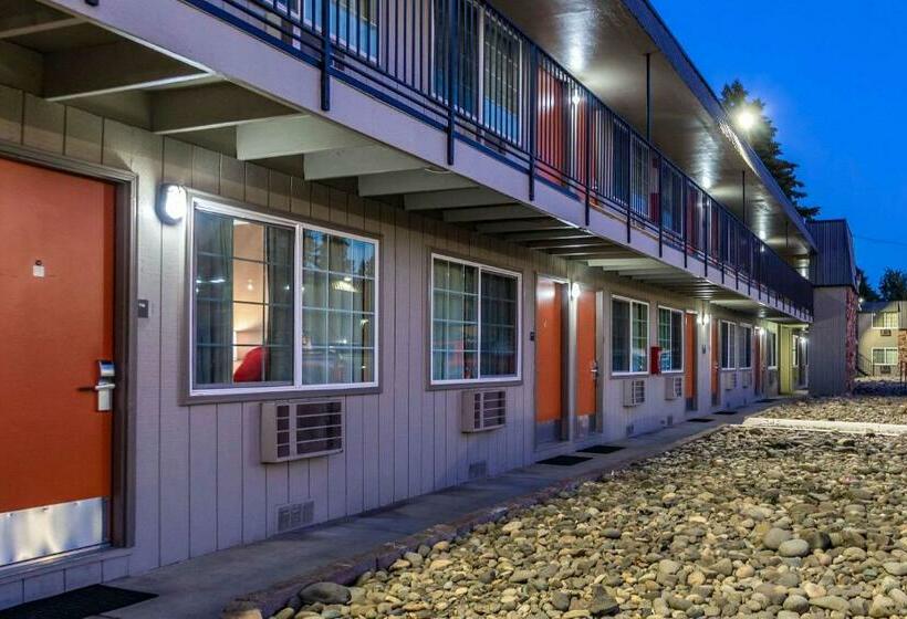Отель Econo Lodge Inn & Suites West Portland/hillsboro
