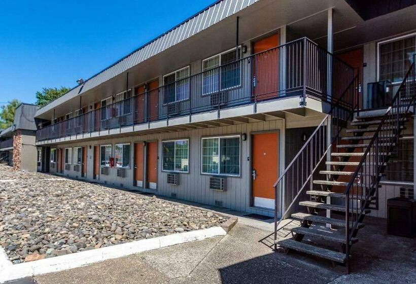هتل Econo Lodge Inn & Suites West Portland/hillsboro