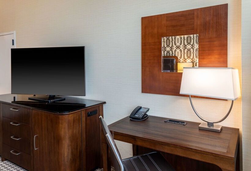 هتل Hilton Alexandria Mark Center