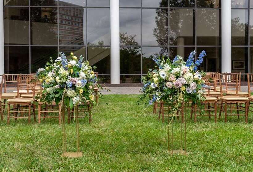 هتل Hilton Alexandria Mark Center