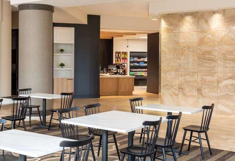 هتل Hilton Alexandria Mark Center