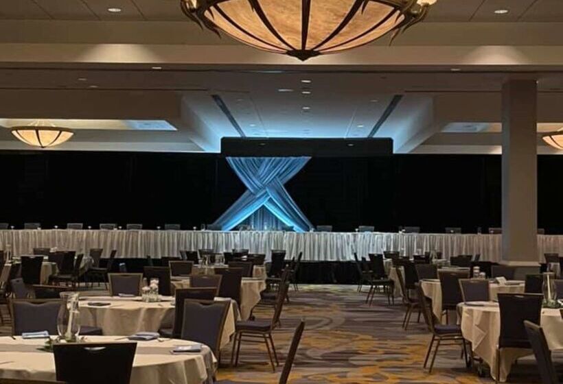 هتل Hilton Appleton Paper Valley