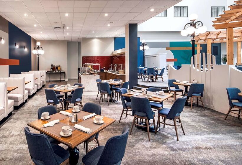 هتل Hilton Appleton Paper Valley