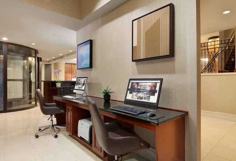 هتل Hilton Arlington