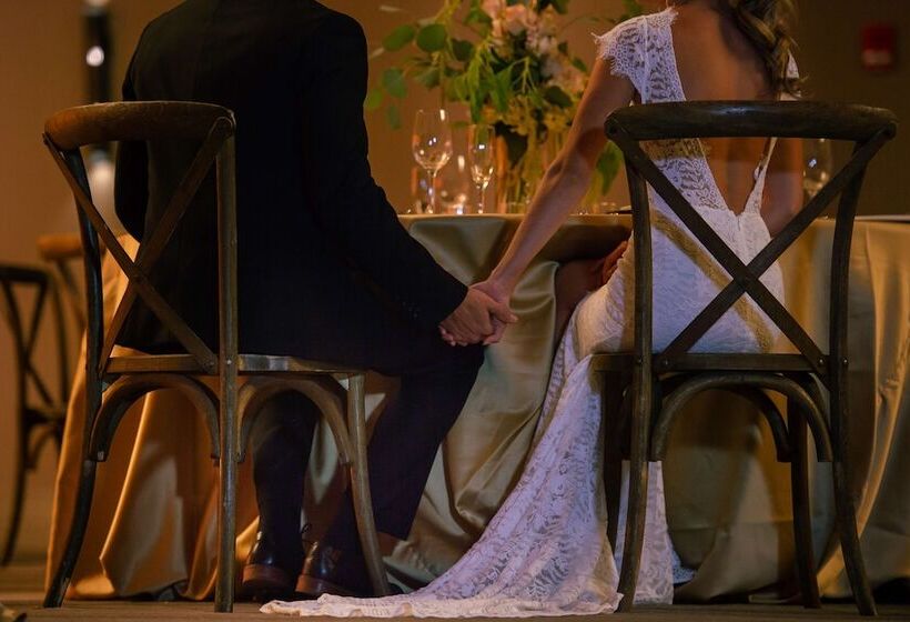 هتل Hilton Birmingham Downtown At Uab