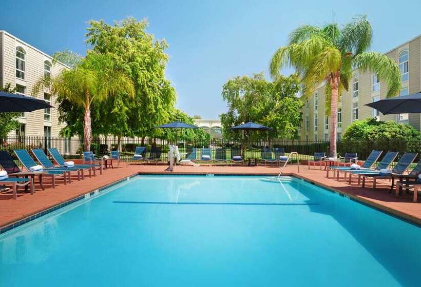 هتل Hilton Oakland Airport