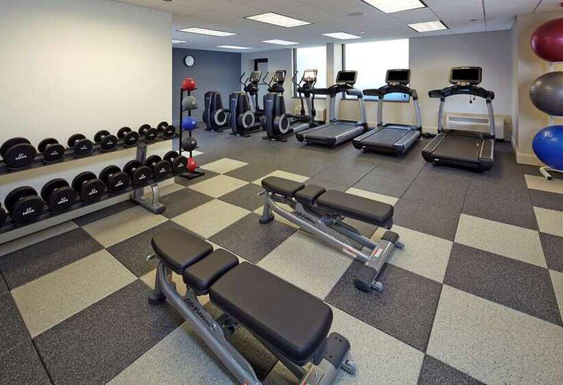 בית מלון כפרי Hilton Raleigh North Hills