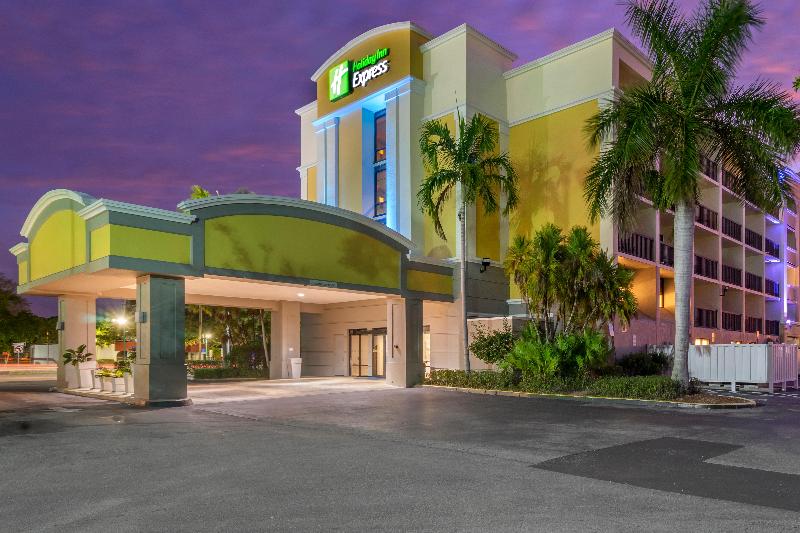 هتل Holiday Inn Express Cape Coralfort Myers Area