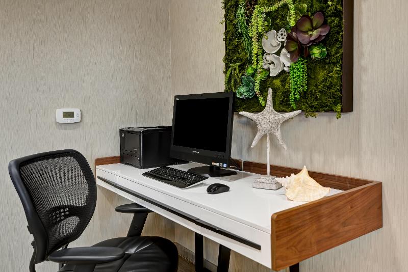 هتل Holiday Inn Express Newport Beach, An Ihg