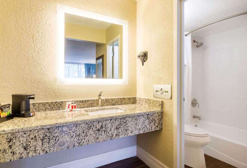هتل Howard Johnson By Wyndham Lakeland