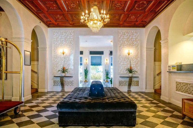 هتل Inn At The Park