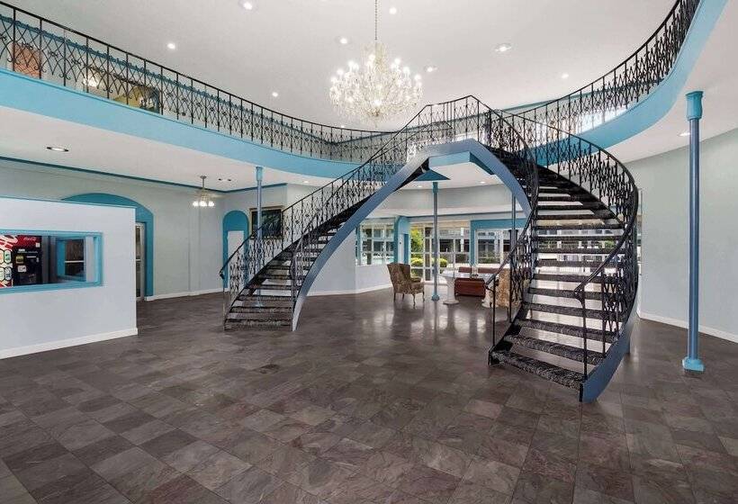 בית מלון כפרי Rodeway Inn Conference Center