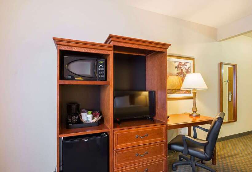 هتل Quality Inn Fresno Yosemite Airport