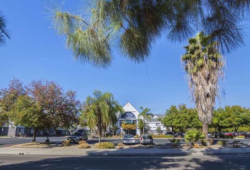 هتل Quality Inn Fresno Yosemite Airport