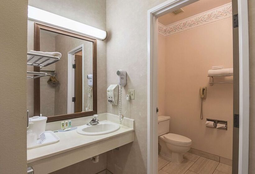 هتل Quality Inn Fresno Yosemite Airport