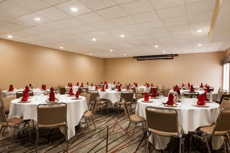 هتل Radisson Akron Fairlawn Copley