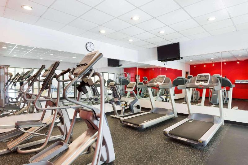 هتل Radisson Akron Fairlawn Copley