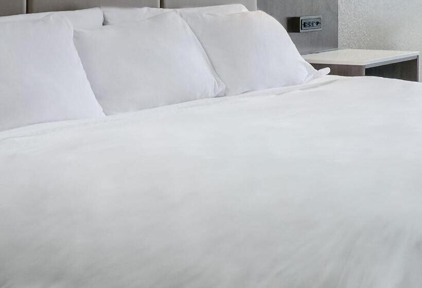 هتل Rl Cleveland Airport West