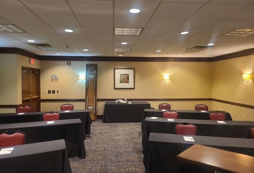 هتل Rl Cleveland Airport West