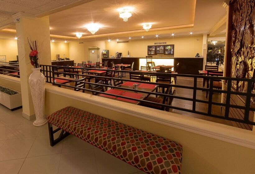 هتل Ramada By Wyndham Houston Intercontinental Airport East