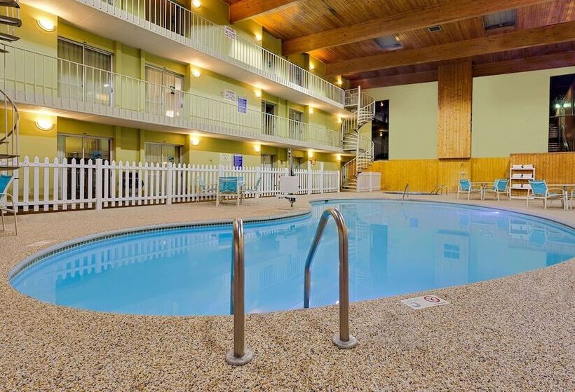 Отель Ramada By Wyndham Marquette