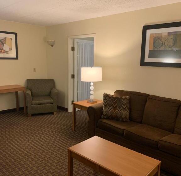Отель Ramada By Wyndham Marquette