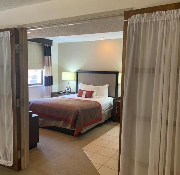 Отель Ramada By Wyndham Marquette
