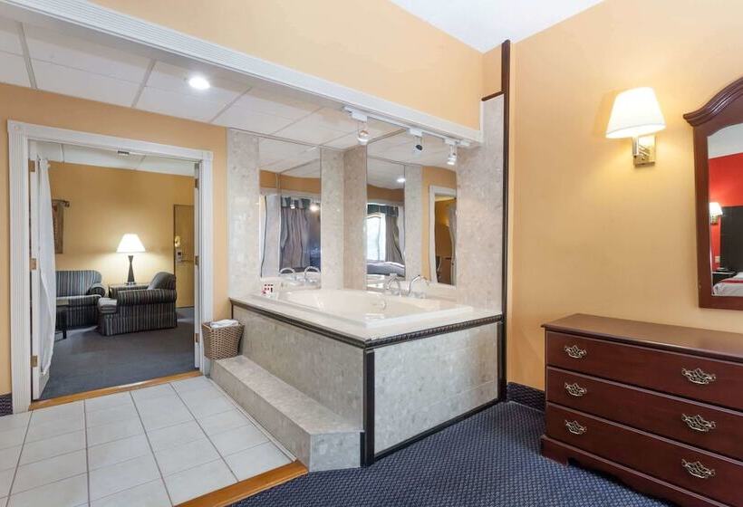 فندق Ramada By Wyndham Newburgh/west Point