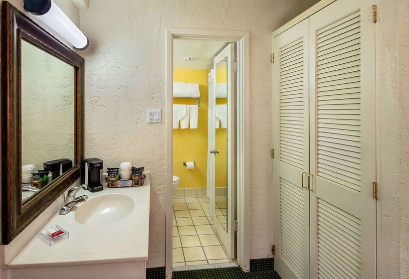 هتل Ramada By Wyndham Tucson