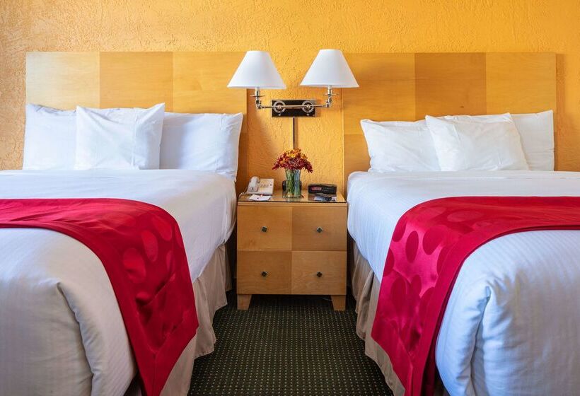 هتل Ramada By Wyndham Tucson