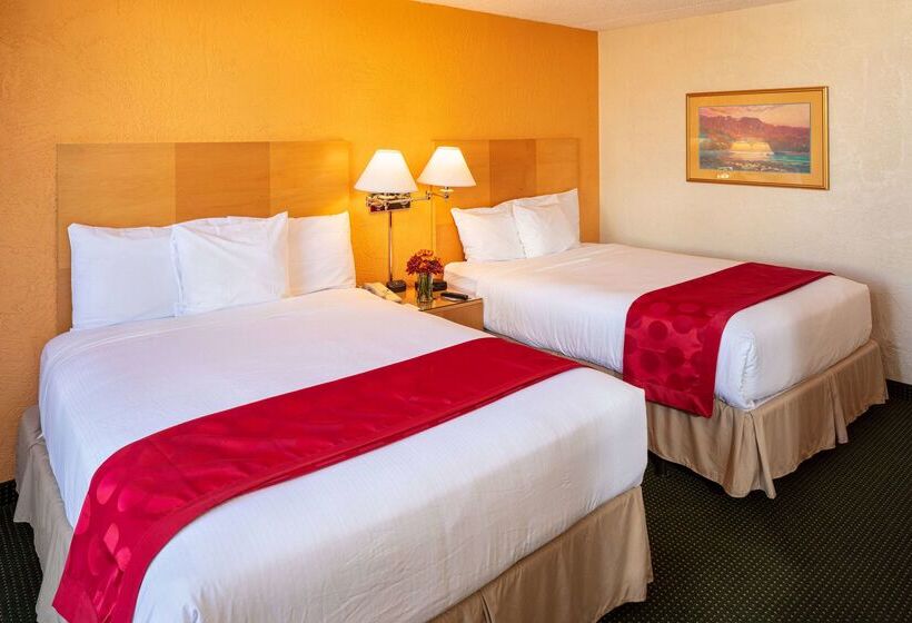 هتل Ramada By Wyndham Tucson