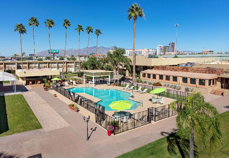 هتل Ramada By Wyndham Tucson