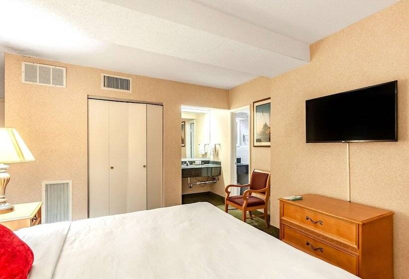 Red Lion Hotel Rosslyn Iwo Jima