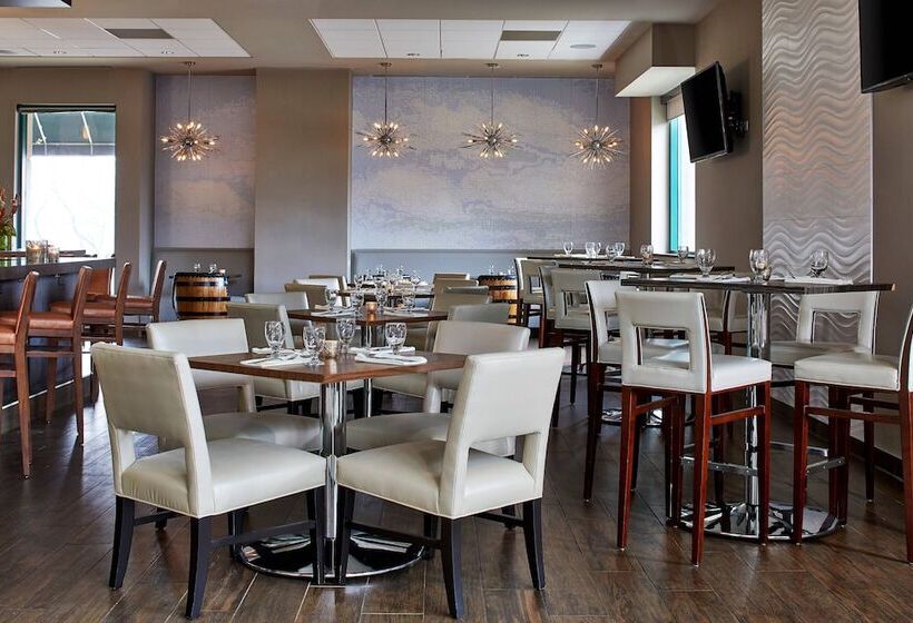 هتل Renaissance Chicago Glenview Suites