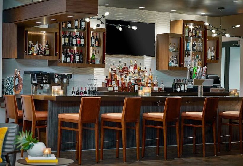هتل Renaissance Chicago Glenview Suites