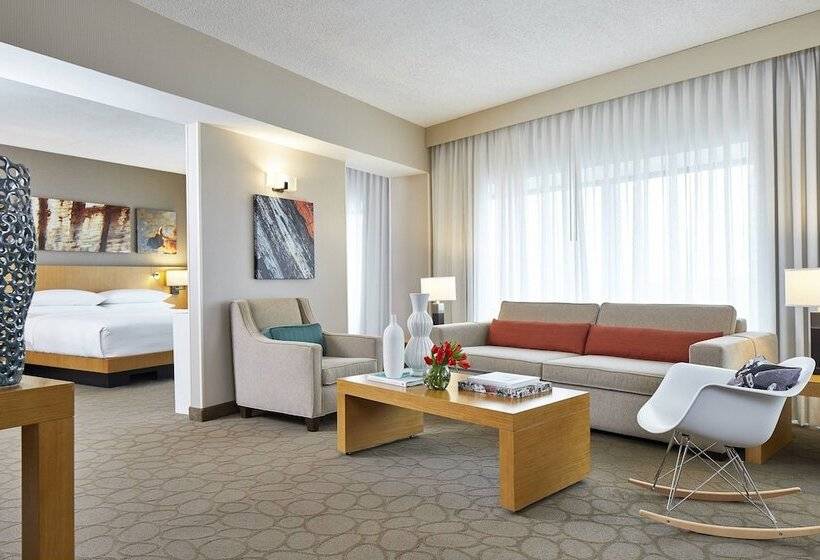 هتل Renaissance Chicago Glenview Suites