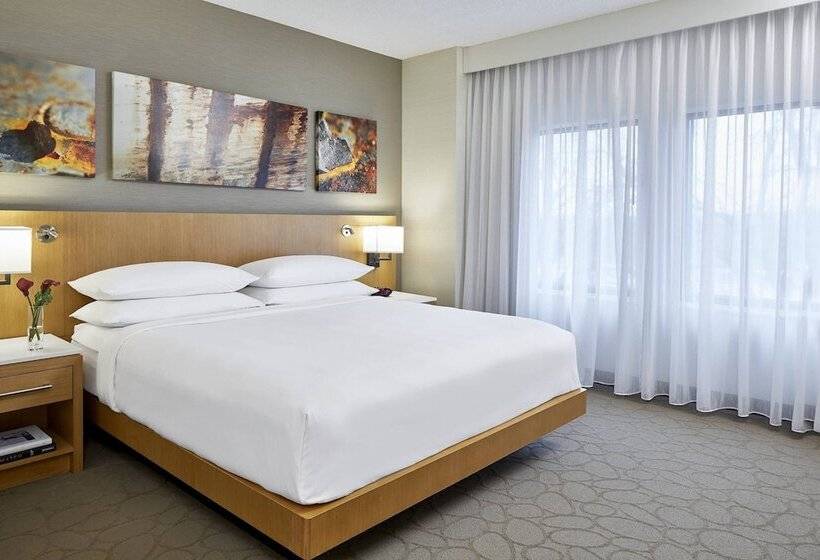 هتل Renaissance Chicago Glenview Suites