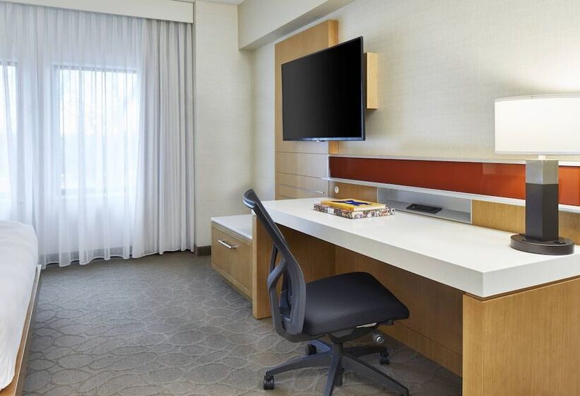 هتل Renaissance Chicago Glenview Suites