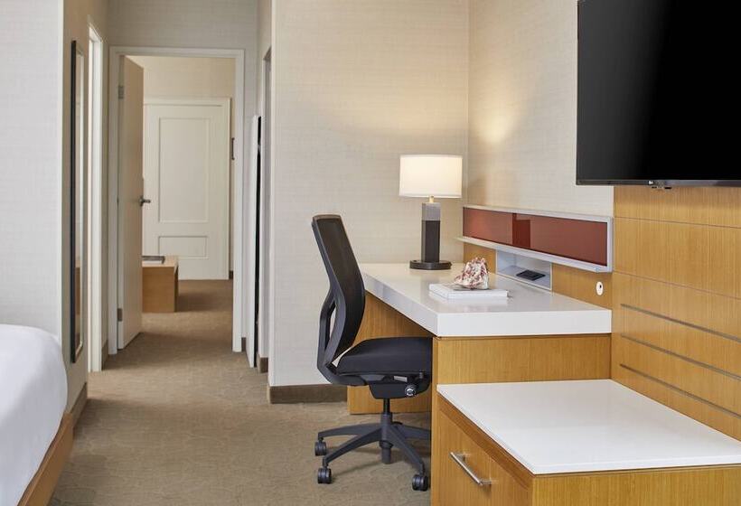 هتل Renaissance Chicago Glenview Suites