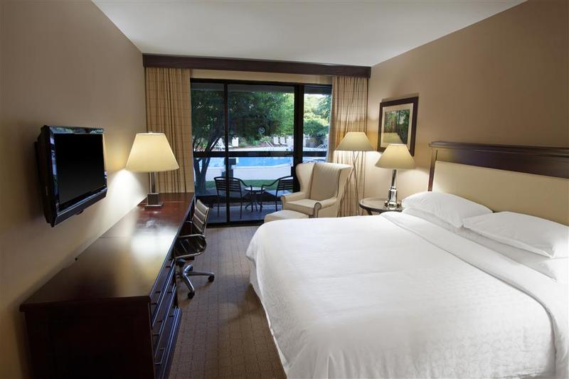 هتل Sheraton Chapel Hill