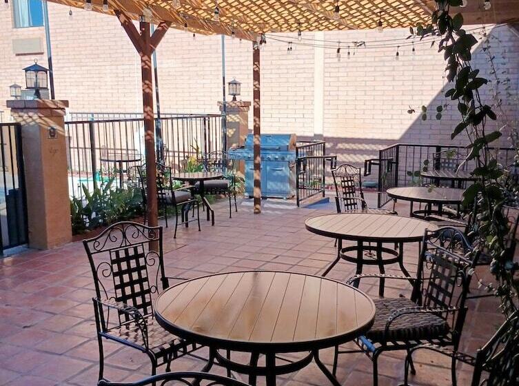 هتل Clarion Inn