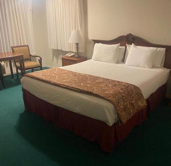 هتل The Monarch Resort